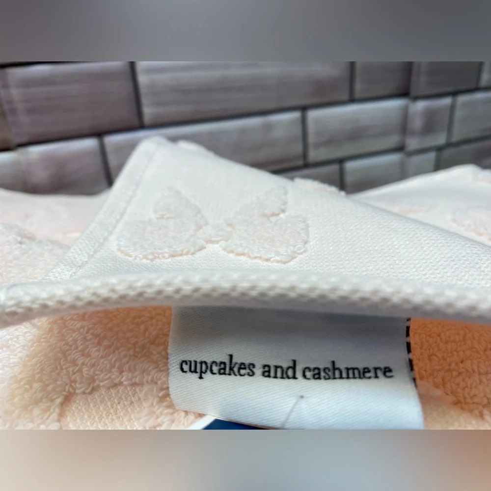Cupcakes and Cashmere ❤️ 100% Cotton  light baby Pink Bows Bath Towels NWT